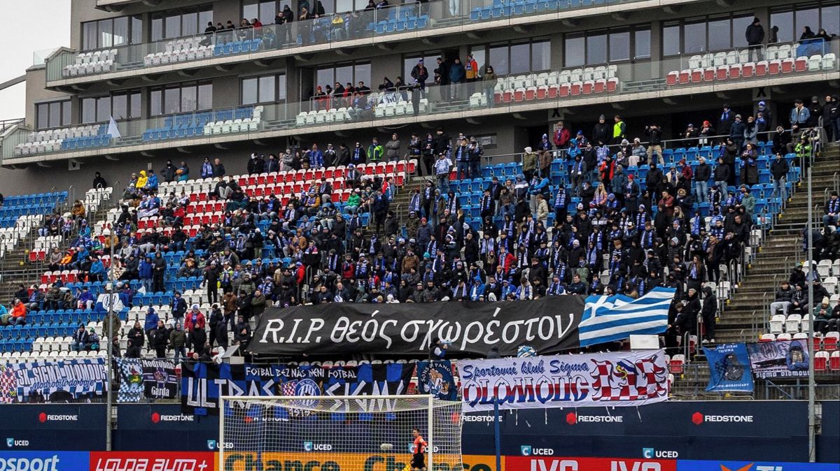 Dojemné gesto na českých stadionech. Fanoušci připomněli řeckou tragédii